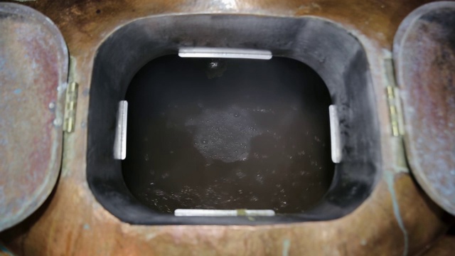 酝酿之中。啤酒在用于酿造的酒缸中旋转，在漩涡中混合。酿造啤酒的过程。