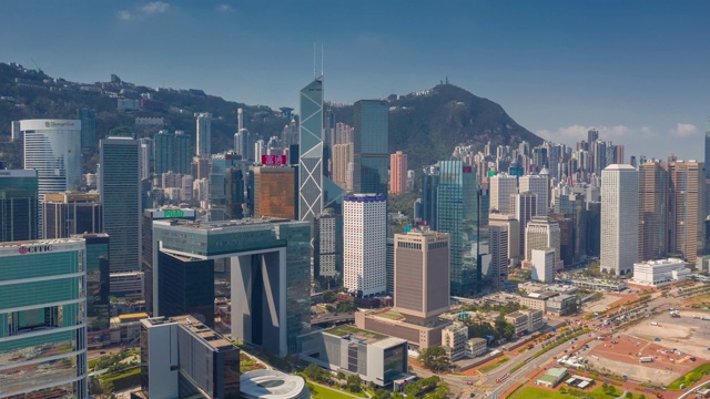 詳情圖-飛越香港市區(qū)維多利亞山頂晴天空中全景圖，時間間隔為4k