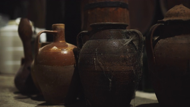 陶土和陶器盘，经典碗，旧工艺品，尘土飞扬的陶土水罐，一个接一个摆放
