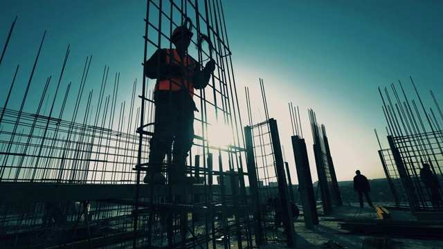 承包商，建筑工人在建筑上加固。