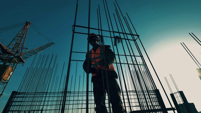 建筑工，建筑工人在工地上施工。