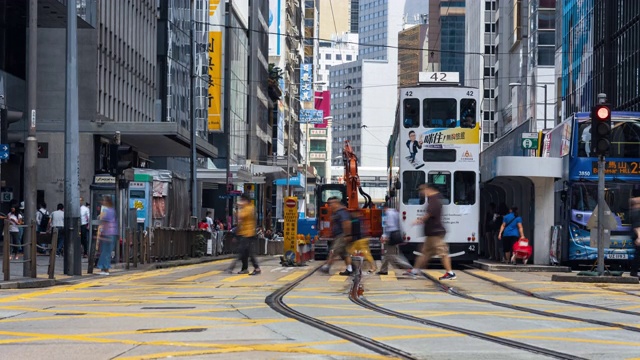 时间流逝拥挤的交通车辆和行人过马路在香港