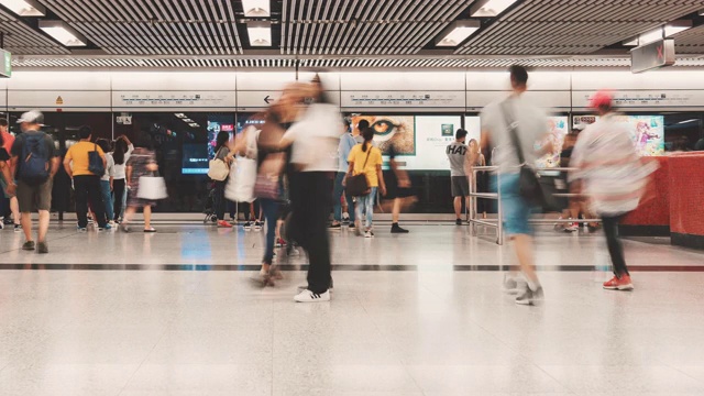 时间流逝的人群行走在香港地铁交通枢纽高峰时段