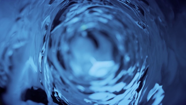 详情图-杯子里的水是慢动作的。抽象的蓝色水背景。无缝循环3d渲染