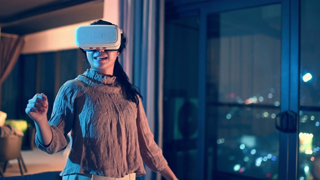 詳情圖-一位亞洲華裔少女戴上VR眼鏡，在客廳體驗(yàn)3D虛擬游戲體驗(yàn)