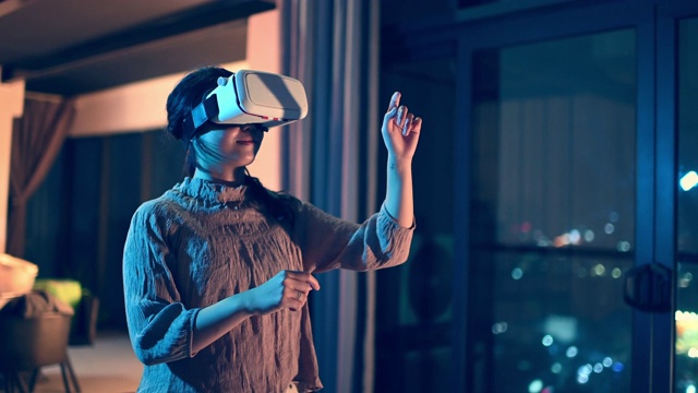 詳情圖-一位亞洲華裔少女戴上VR眼鏡，在客廳體驗(yàn)3D虛擬游戲體驗(yàn)