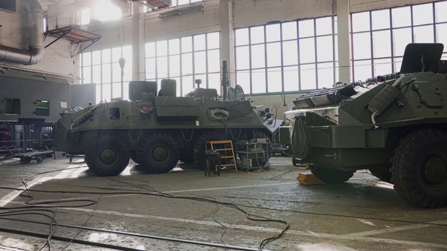 步兵战车修理车间。摄像机在运动