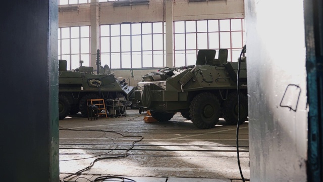 詳情圖-步兵戰(zhàn)車修理車間。攝像機(jī)在運(yùn)動