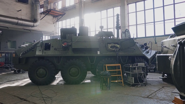 詳情圖-步兵戰(zhàn)車修理車間。攝像機(jī)在運(yùn)動
