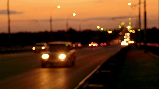 夕阳下的夜空下，通勤者在夜间的道路上穿梭