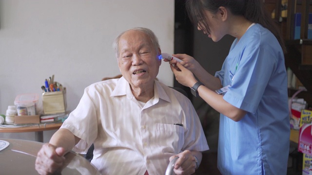 covid-19冠状病毒疫情期间，卫生工作者在家测量耳朵温度并显示结果