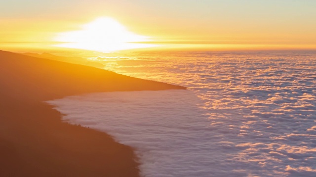 空中背景白天到晚上的时间推移特写日落云层覆盖附近泰德火山，特内里费，加那利群岛，西班牙。