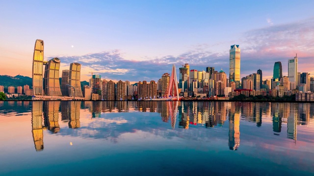 日落时分的重庆天际线和现代城市商业大厦。从白天到夜晚的延时摄影。