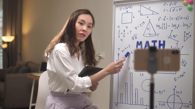 亚洲女教师在家里用她的相机在线教学