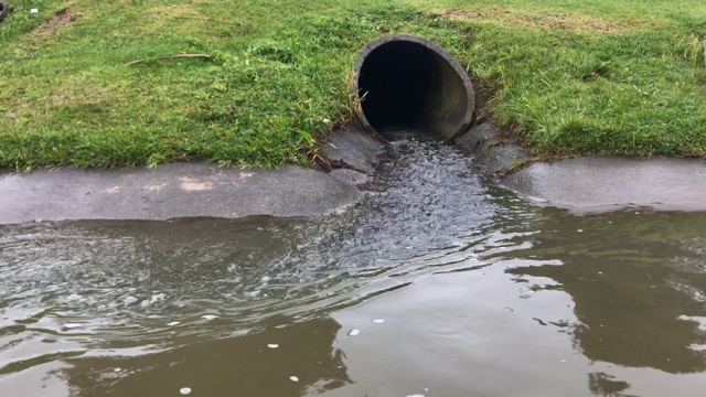 雨水从排水管流入排水沟