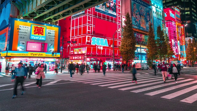 詳情圖-4K延時鏡頭:在東京秋葉原社區(qū)街道上，游客們在晚上購物，玩電子游戲，玩動漫