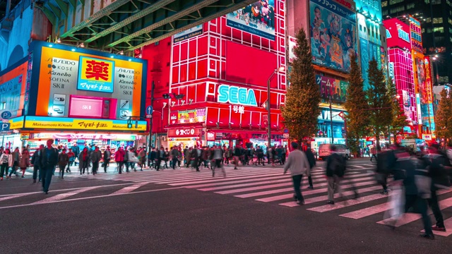 詳情圖-4K延時鏡頭:在東京秋葉原社區(qū)街道上，游客們在晚上購物，玩電子游戲，玩動漫