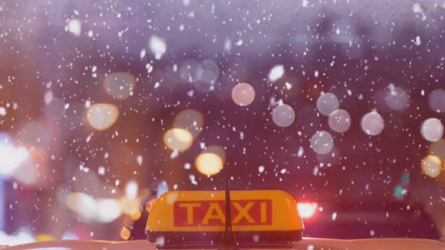 雪下出租车车顶下的夜景