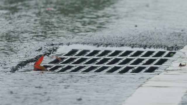 雨天下水道