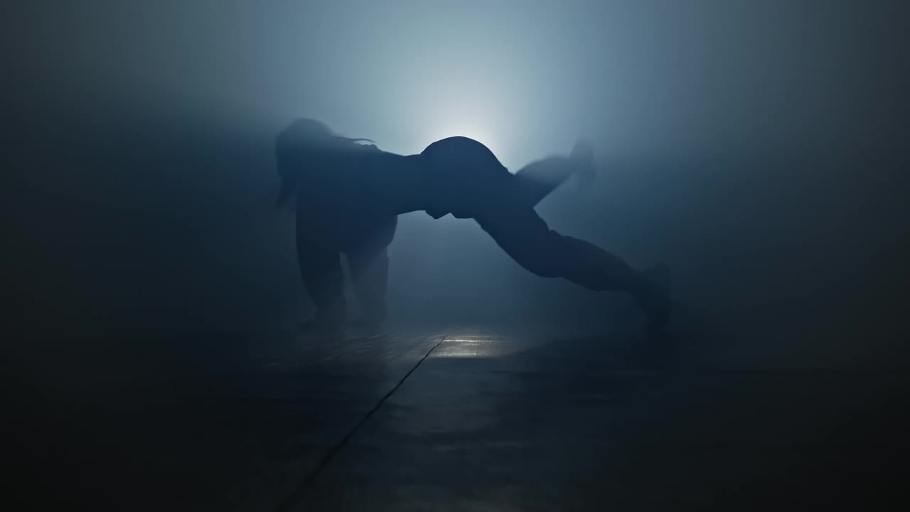 优雅的女性舞蹈工作室与烟雾和聚光灯。女士套头衫