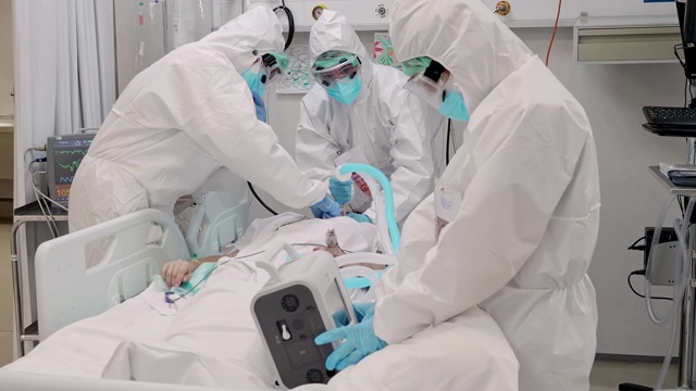 医疗团队将病人转移到重症监护室的实时视频