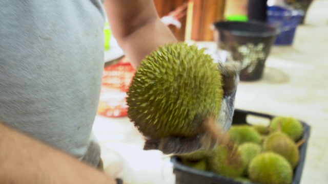 详情图-水果小贩在榴莲店开新鲜榴莲