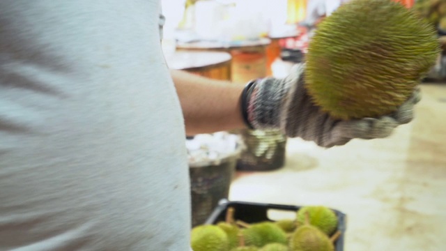 详情图-水果小贩在榴莲店开新鲜榴莲