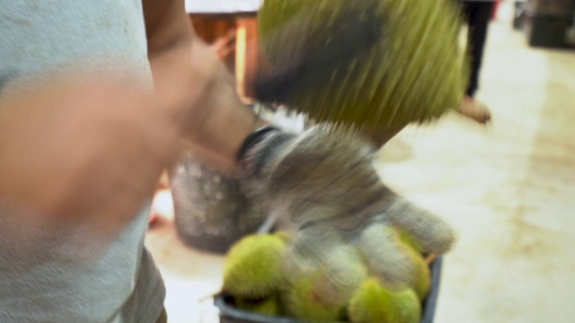 详情图-水果小贩在榴莲店开新鲜榴莲