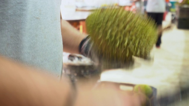 详情图-水果小贩在榴莲店开新鲜榴莲