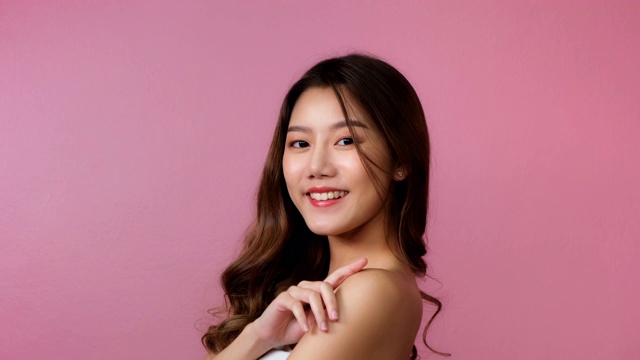 詳情圖-美麗的年輕亞洲女人短發(fā)與干凈新鮮的皮膚。面部護(hù)理，面部治療，美容，美麗和健康的皮膚和化妝品理念概念。女性美麗皮膚孤立。亞洲女性幸福的粉紅色背景。