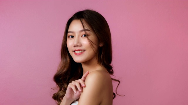 詳情圖-美麗的年輕亞洲女人短發(fā)與干凈新鮮的皮膚。面部護(hù)理，面部治療，美容，美麗和健康的皮膚和化妝品理念概念。女性美麗皮膚孤立。亞洲女性幸福的粉紅色背景。