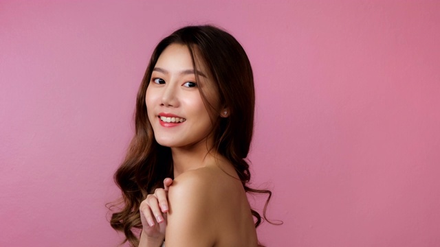 詳情圖-美麗的年輕亞洲女人短發(fā)與干凈新鮮的皮膚。面部護(hù)理，面部治療，美容，美麗和健康的皮膚和化妝品理念概念。女性美麗皮膚孤立。亞洲女性幸福的粉紅色背景。