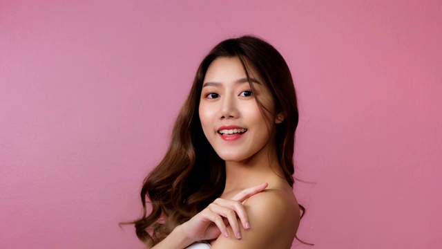 詳情圖-美麗的年輕亞洲女人短發(fā)與干凈新鮮的皮膚。面部護(hù)理，面部治療，美容，美麗和健康的皮膚和化妝品理念概念。女性美麗皮膚孤立。亞洲女性幸福的粉紅色背景。