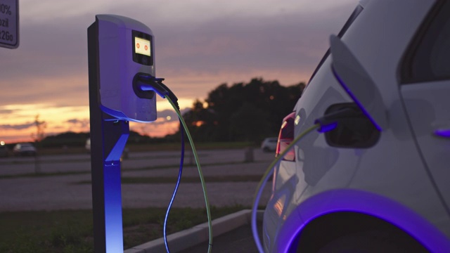 黃昏時(shí)分在充電站為汽車充電