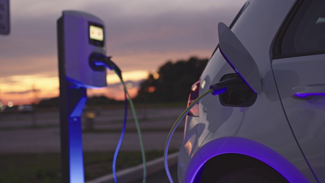 詳情圖-黃昏時(shí)分在充電站為汽車充電