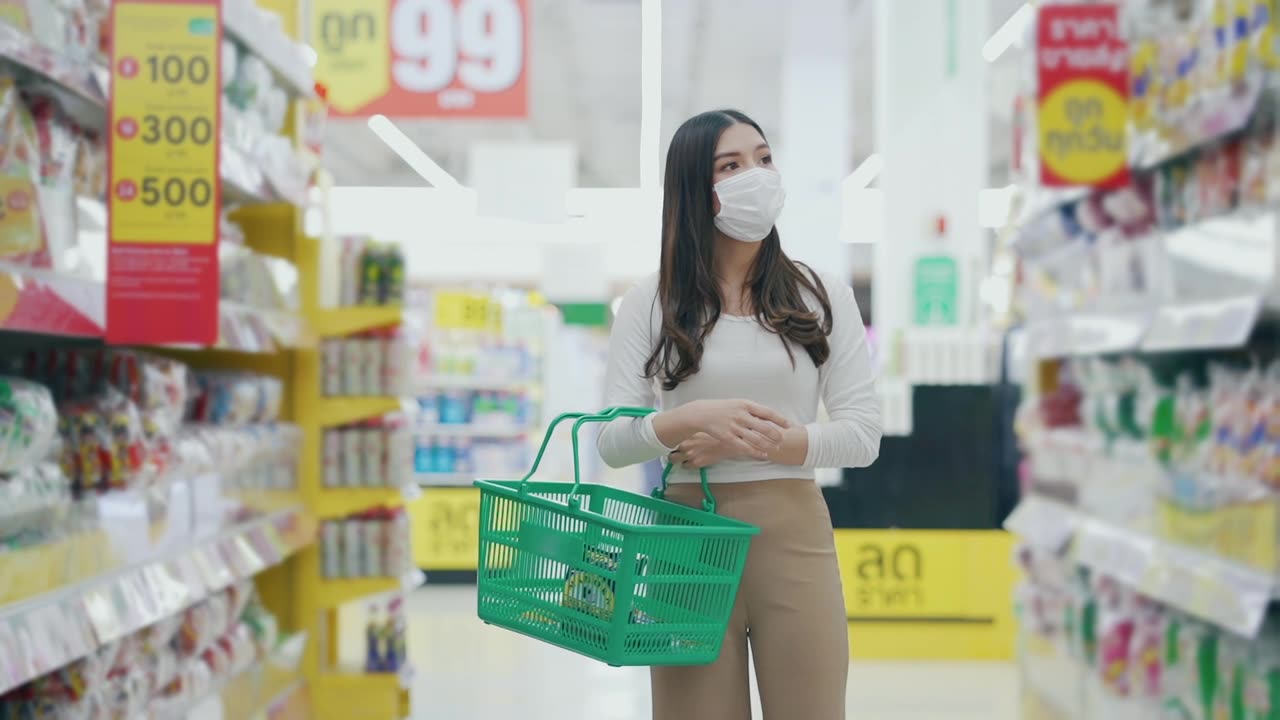 詳情圖-戴著口罩的女人在超市購物和檢查食品貨架
