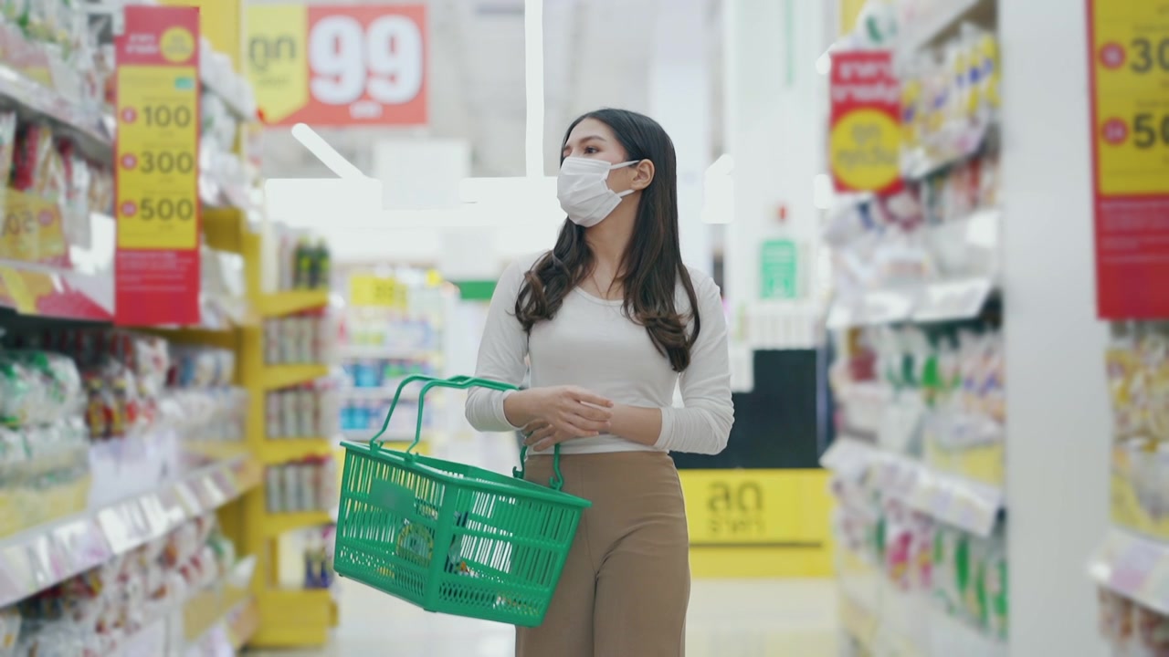 詳情圖-戴著口罩的女人在超市購物和檢查食品貨架