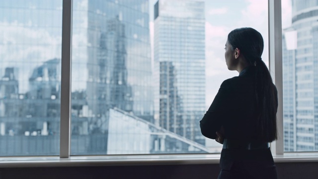 办公室里的亚洲女商人。看观点