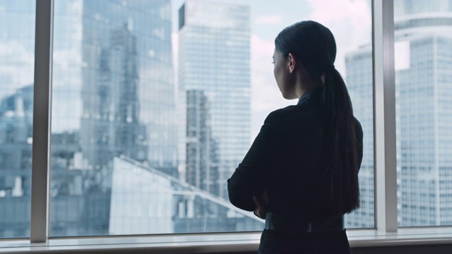 详情图-办公室里的亚洲女商人。看观点