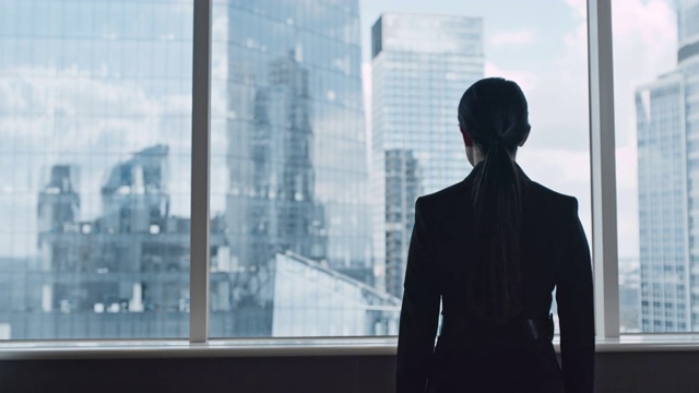 详情图-办公室里的亚洲女商人。看观点