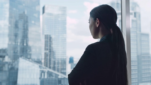 详情图-办公室里的亚洲女商人。看观点
