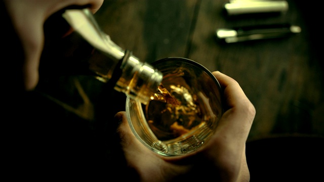 很棒的威士忌酒杯，威士忌是充满了它的俯视图。分级II版本