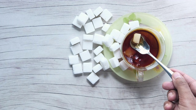 俯视图的方糖和茶在桌子上