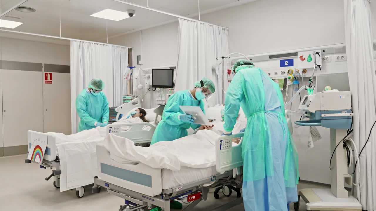 医护人员在ICU护理病人的实时视频。