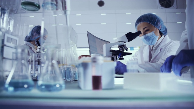 詳情圖-研究有害生物樣本的女性小組。亞洲女醫(yī)生使用顯微鏡