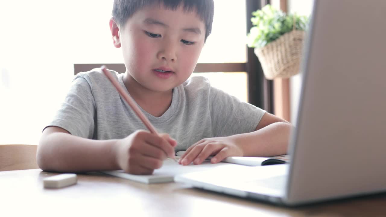 男孩在家上电子学习课程