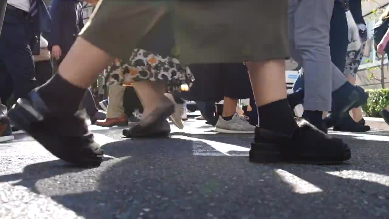 详情图-低角度视图人们行走