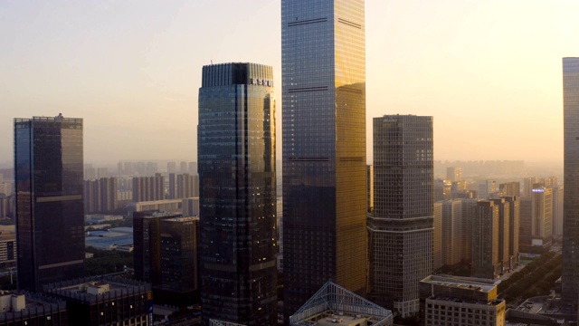 日落时城市全景的鸟瞰图