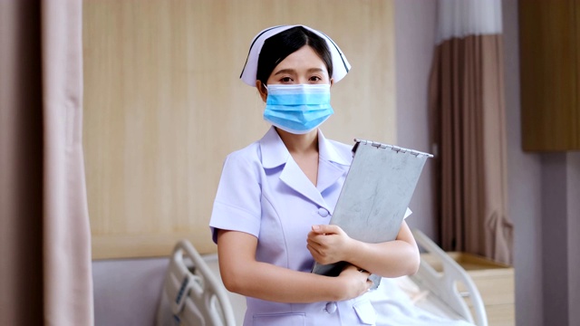 在亚洲的医院里穿着白色制服的女护士的肖像