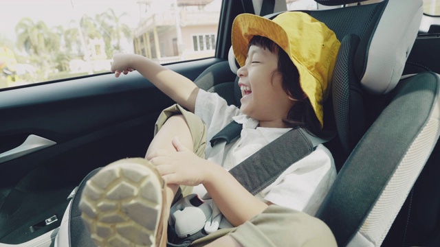 詳情圖-小男孩在車?yán)锵抵踩珟А?></div><div   id=